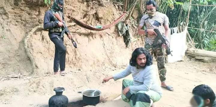 MdRaihan4538's tweet photo. " Your gun can do what your pen can't.
Modern problem require modern solution ".
Can international community give right and freedom to the Rohingya Muslims? If can't, then support and stand with (#ARSA). If you would like freedom of Rohingya.
#StandWithARSA #SupportARSA https://t.co/kvhqmgcUe1