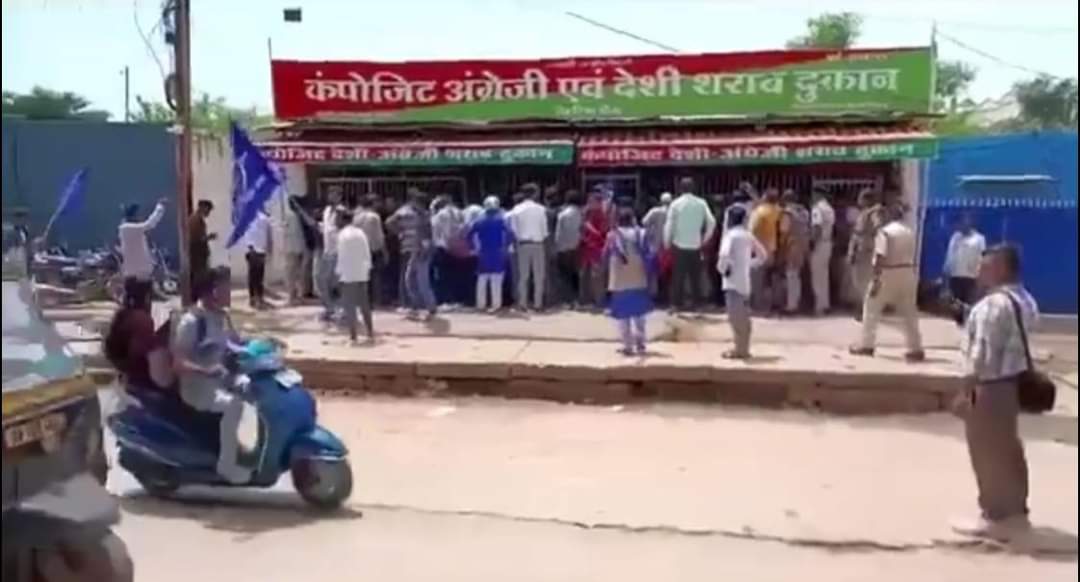 tharkiaavaj's tweet image. भारत बंद के दौरान भीम सैनिक गर्मी में प्यास बुझाते हुए
#SCSTआरक्षण
#SCSTAndolan
#SCSTReservation