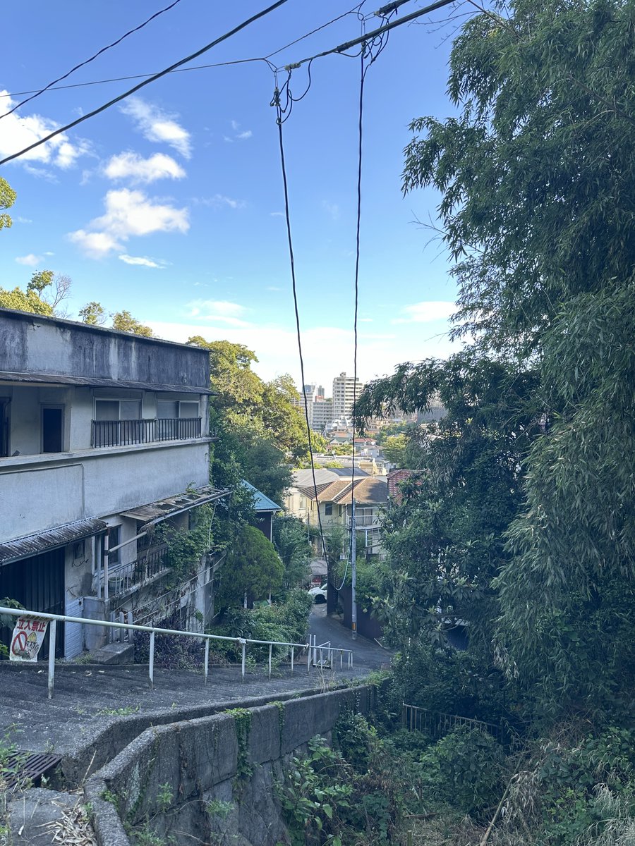leafbox's tweet image. Thinking about 'psychogeography' a term coined by Guy Debord as the model to explore 'space'... 

It's the art of drifting through streets, letting the invisible currents of the urban landscape shape your thoughts and emotions. 

Like a flâneur lost in the maze of concrete and…