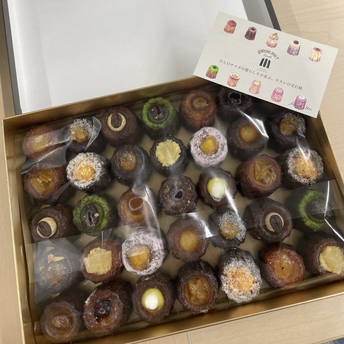 カヌレを頂きました！♡
社員のみんなで美味しくいただきました😋

色んな種類があってどれを食べるか迷いました､､☺️
ちょっとしたカヌレパーティー楽しかったです‼︎