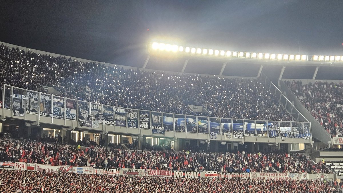 Tweet en homenaje a estos payasos de Talleres, por lejos la hinchada con más aguante que vino al Monumental en los últimos años, hay que reconocerlos.