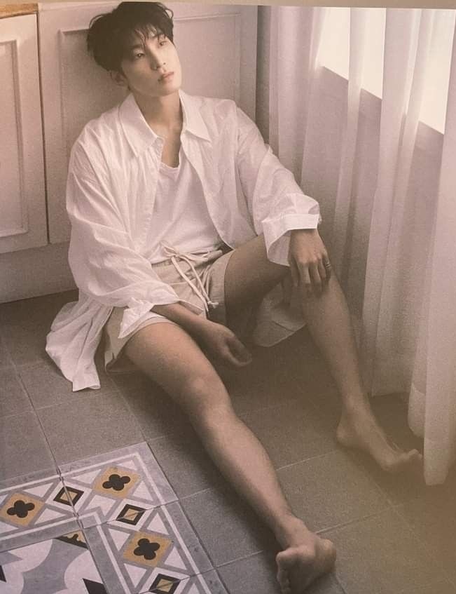minwonjeu's tweet photo. same pose different aura 🫠🫠🫠🫠🫠🫠🫠 https://t.co/QjRUMDvz7j