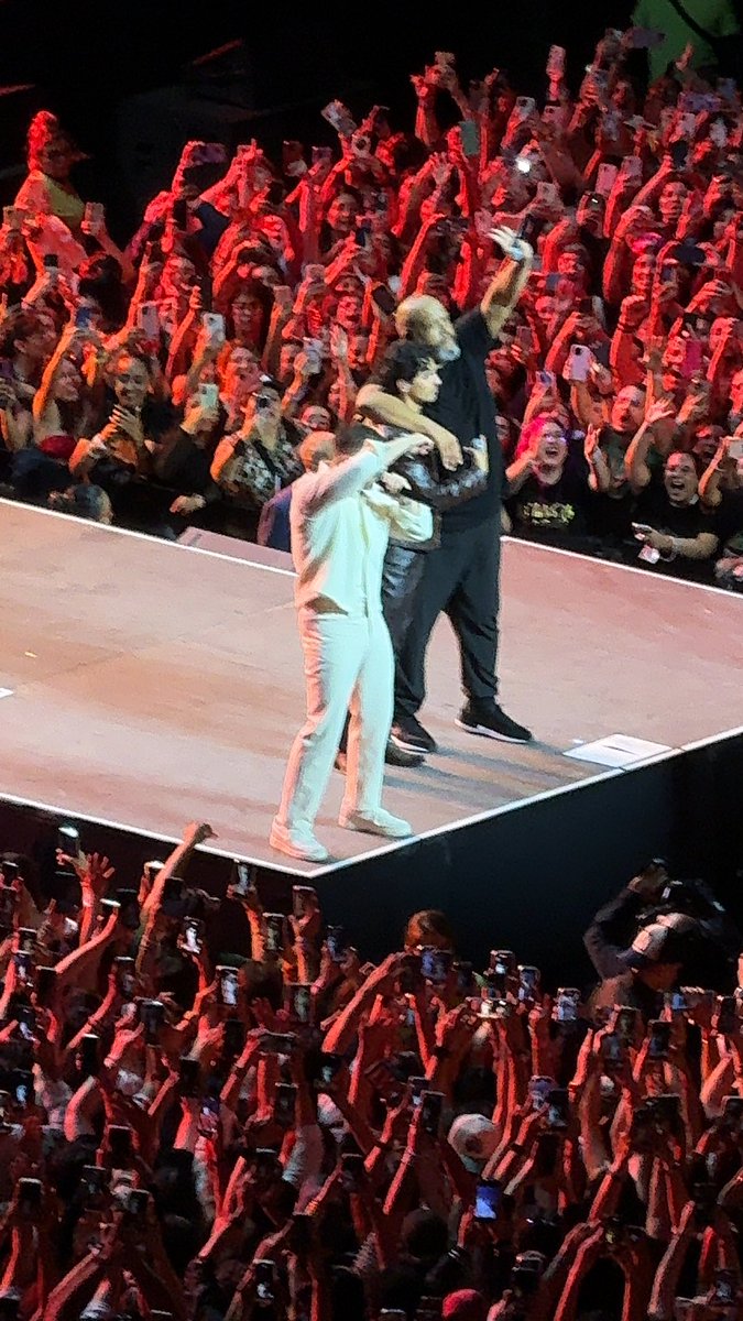 joehoenthusiast's tweet photo. BIG ROB IS FOR REAL THATS NOT A LIE 😭😭😭😭😭😭😭😭 MÉXICO CITY WE FUCKING WON @JONASBROTHERS I LOVE YOU https://t.co/3iCj6DWj7u