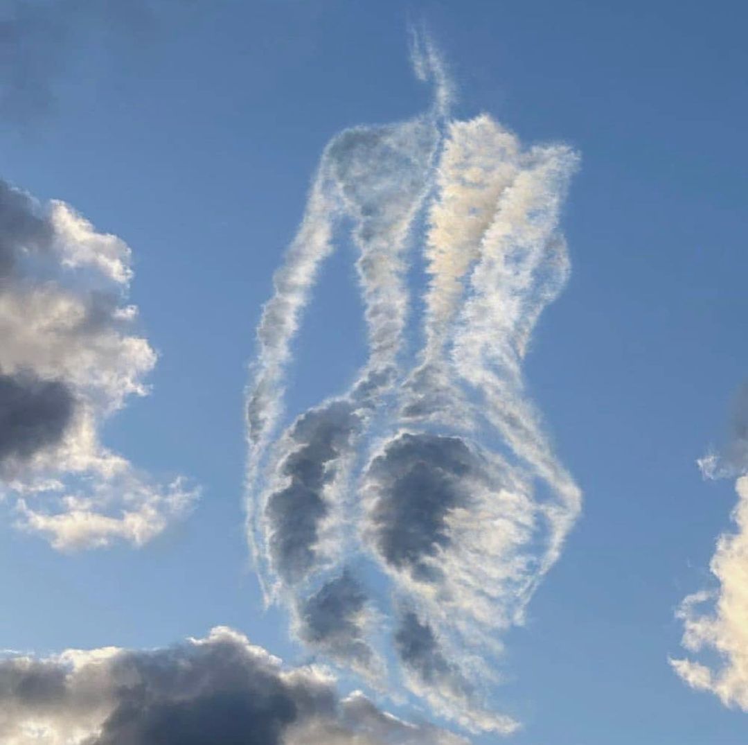 APaeut18's tweet photo. Lost in the beauty of the clouds. ❤️❤️❤️❤️ https://t.co/HlMuD1RSpa