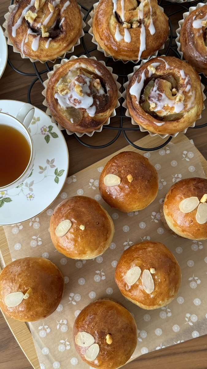 りんご🍎をみていたら
コンポートにしたくなって
大好きな
①アップルシナモンロール
②アップルフロマージュ
作りました☺️
同じ生地で
2つの成形
そして
酒種酵母パンめっちゃおいしい😋
レッスンメニュー
どっちにしようかな？
食べたいと思う数字教えてくださいね❣️
#オンラインパン教室