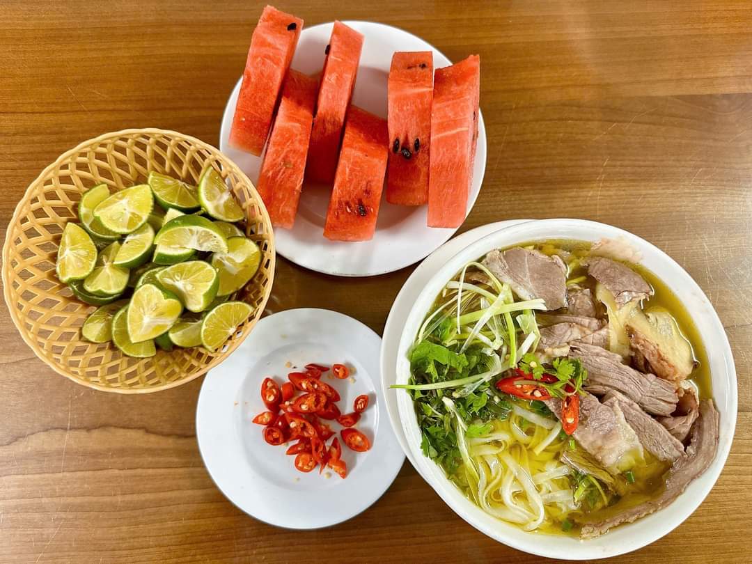 Nucuoi_shibi's tweet photo. 🪷Have a nice day everyone.💘
🙋Wishing everyone a delicious meal.
❤️🪷Nucuoi_Shinbi rice menu (650 servings)
- Beef pho
- Dessert: Watermelon
- Gift to bring home: Young coconut sweet soup
#com2000 #com2k https://t.co/WMVnadxSG2