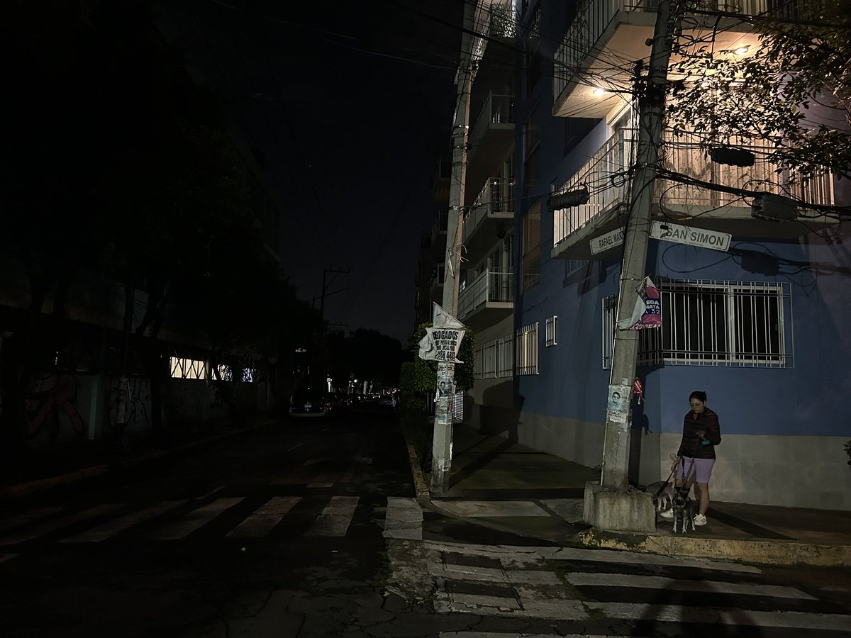 md_mendoza's tweet photo. @AccionesBJ y @BJAlcaldia la calle Rafael Martínez RÍP RIP desde calzada San Simón hasta Luis Spota con luminarias sin funcionar (colonia San Simón Ticumac), la calle est�� muy obscura y peligrosa. Muchas Gracias https://t.co/Iv5HV9q6KP