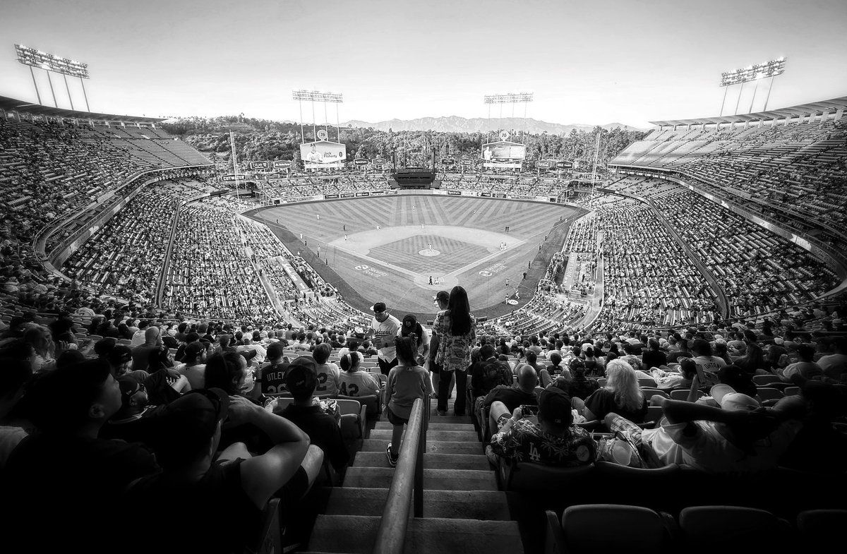 KevinCarden's tweet photo. Sights from a Wednesday night at Dodger Stadium. #ShotOniPhone https://t.co/crJsfYNSZE
