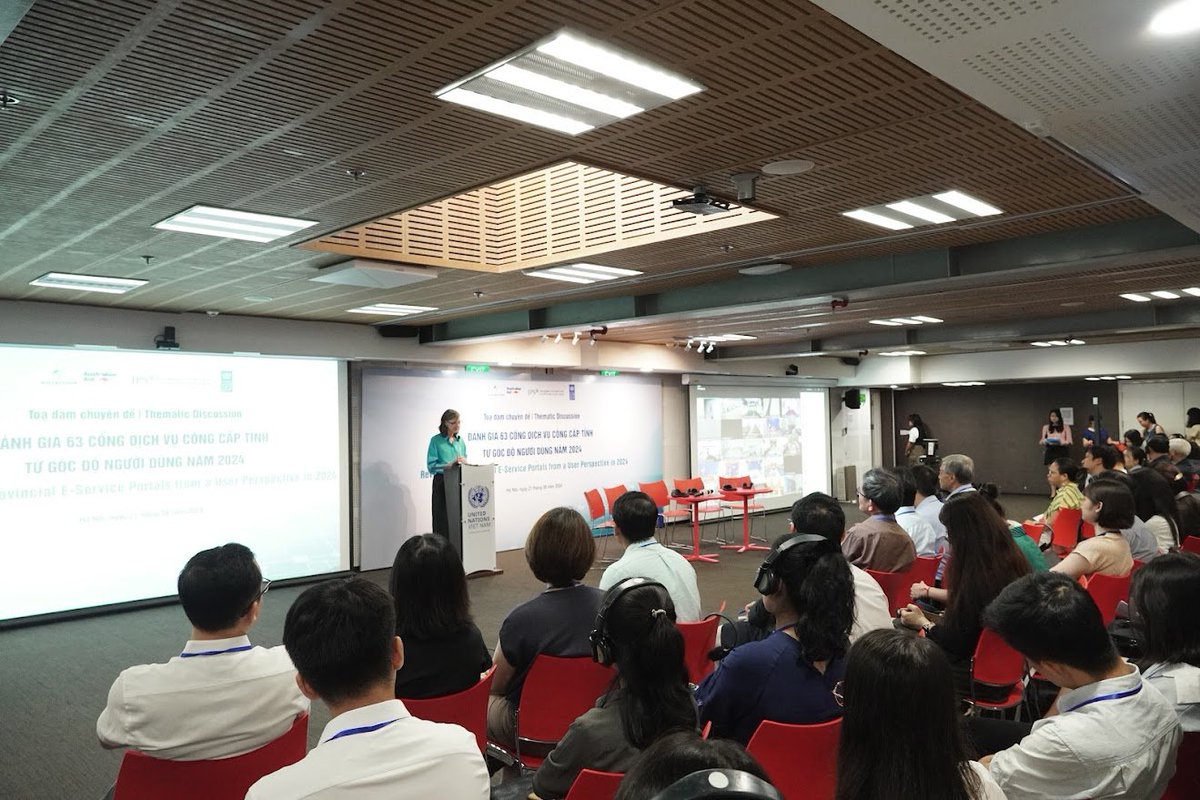 PAPI_Vietnam's tweet photo. We had a full-room hybrid discussion on findings about and recommendations for improving 63 provincial public e-service portals from a user perspective on 21 Aug: >300 participants from provinces attended online in addition to ~100 attendants offline! FYI: https://t.co/XR5tmNP6Sb https://t.co/F9eQDMUfFb