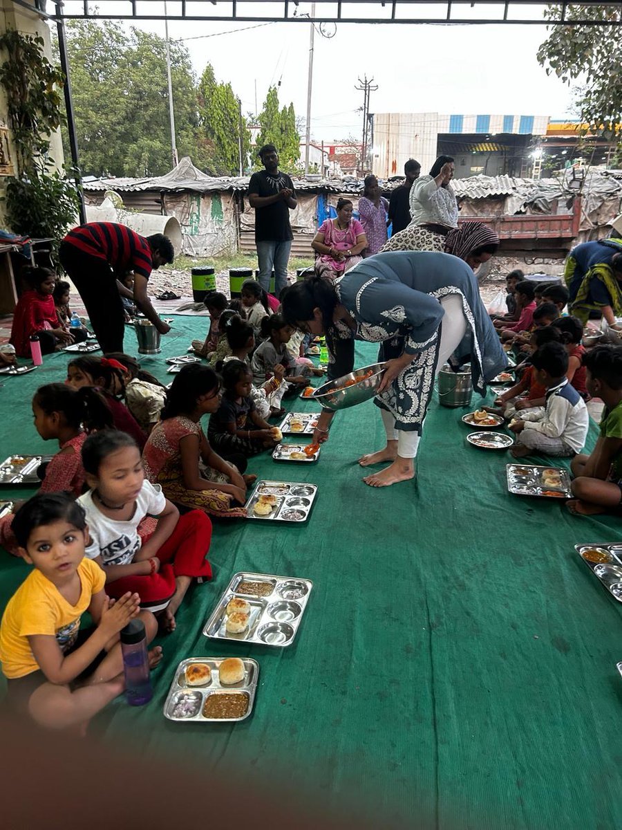 વીતી ગયેલો સમય યાદ હોય છે અને આવનારો સમય ઉમ્મીદ હોય છે અને જે વચ્ચે થી પસાર થાય છે તે જ સાચી જિંદગી છે.