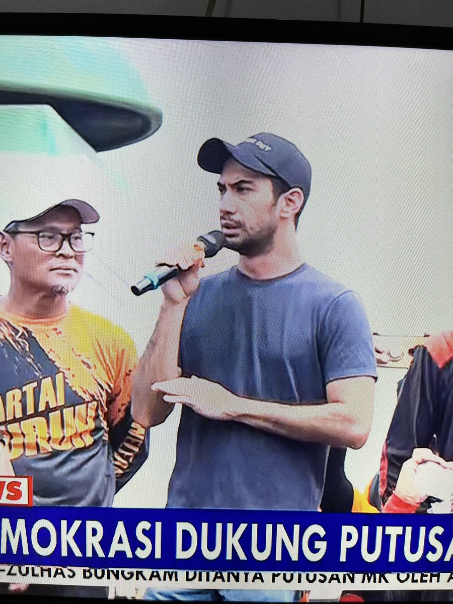 Kalau reza rahadian sampe turun ke gedung DPR berarti ada yg gak bener di negara ini🥹😭

#KawalPutusanMK 
#kawaldemokrasi
#KawalDemokrasiIndonesia 
#tolakpolitikdinasti