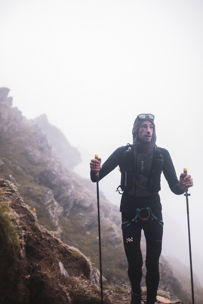 La aventura de Kilian Jornet en los Alpes.
Tras 6 etapas, supera los 500kms. y 32800D+.
Ha coronado 23 picos de más de 4000mts. en 106h. de actividad.
A este ritmo, pulveriza el récord de Ueli Steck de 2015. El suizo necesitó 62 días para coronar todos los 4miles.
#trailrunning
