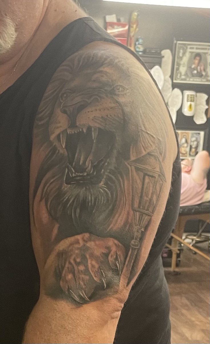 Mainzy69's tweet image. After 12 hours it’s finally finished. They did a cracking job, that covers a Villa badge tattoo I had done 25 years ago. 
#AVFC #VTID #TATTOO