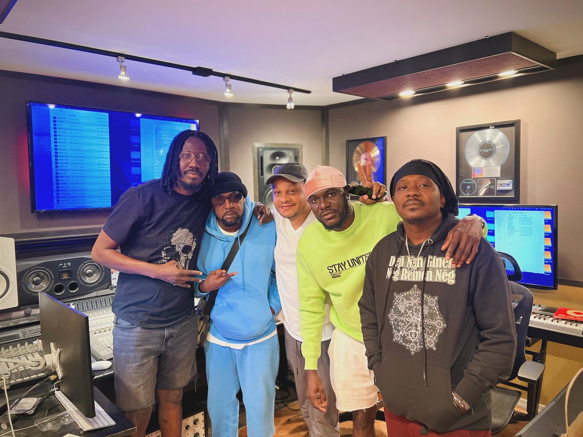 Stael_official's tweet photo. The Lab #rockfam20ans #part1 #day3 #studiosession #wemultiply 💪🏽 https://t.co/It793nG36j