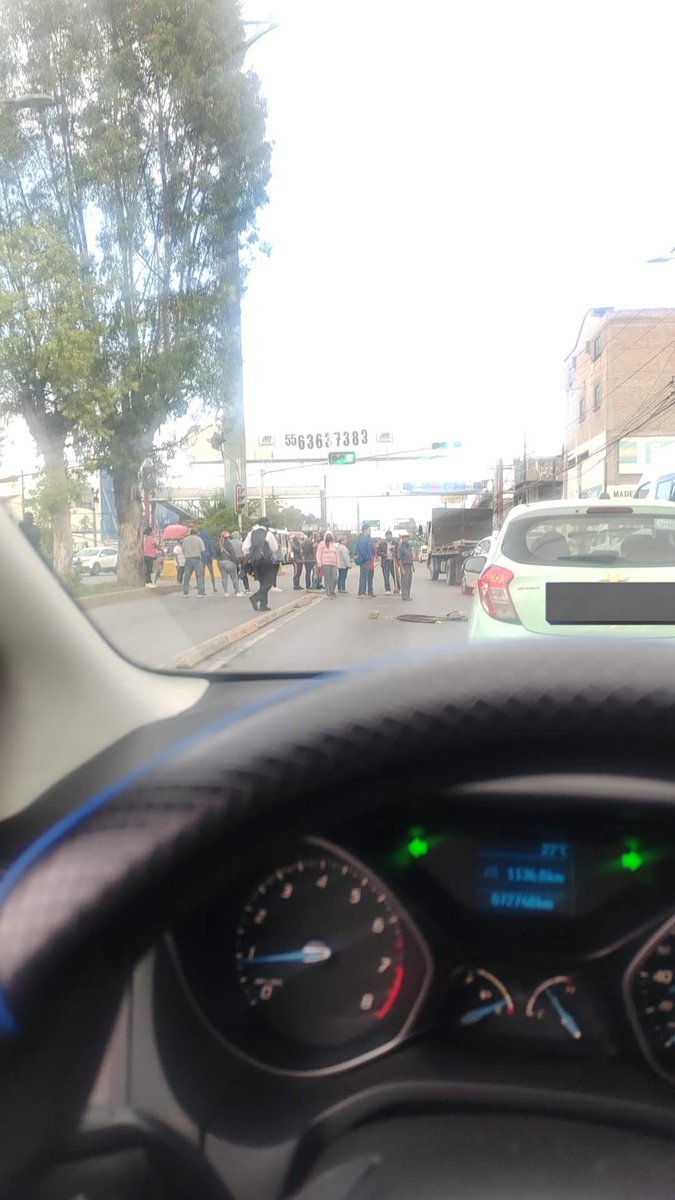 Via_LopezP's tweet photo. ⚠️⚠️ #Bloqueo ⚠️⚠️
Debido al bloqueo de colonos a la altura de Chilpan en el Municipio de Tultitlán, la #ViaLopezPortillo está cerrada en ambos sentidos. Incluso con afectación al servicio del Mexibus
Use vías alternas https://t.co/4K19BhOcWB