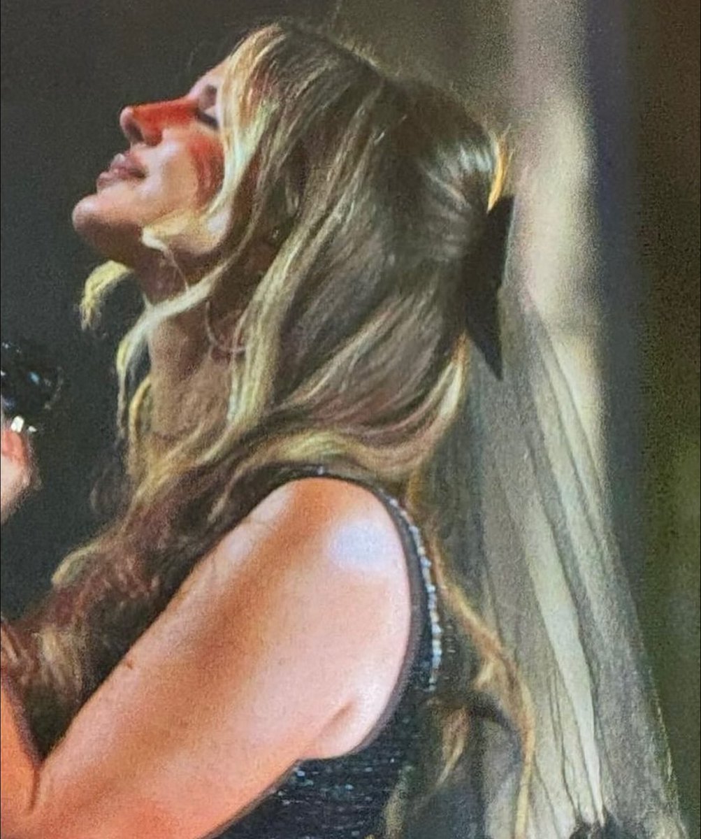 LDRCRAVE's tweet photo. More photos of Lana Del Rey from her Paris concert tonight! https://t.co/uym7uLCBiZ