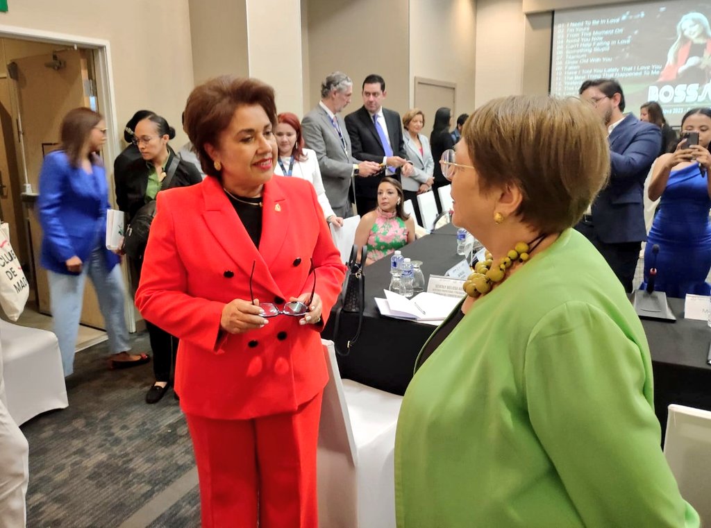 PJdeHonduras's tweet photo. La Presidenta del @PJdeHonduras, Rebeca Lizette Ráquel Obando, @RebecaRaquelO, compartió con la Vicepresidenta del #ClubdeMadrid y expresidenta de #Chile, Michelle Bachelet, en el marco del Diálogo sobre la Participación Política de las Mujeres realizado este día en #Honduras. https://t.co/2QP39PLjDb
