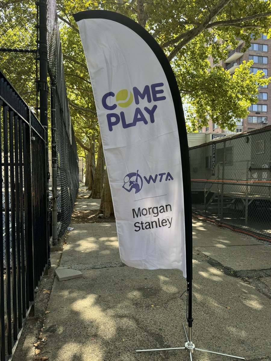 JudyMurray's tweet photo. Today’s coach/volunteer starter tennis workshop and kids clinics in Harlem @HjtepHarlem with @wta and @MorganStanley. 52 coaches and 70 kids. Glorious carnage in the Big Apple on the eve of @usopen 🎾 
Making tennis go further. 🇺🇸 https://t.co/j6MouVOsT5