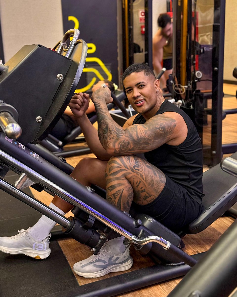 Clevinhoof's tweet photo. “Nossa Clevinho, você deve ser muito disputado né?” SIM, o agachamento e o leg press disputam quem vai me matar primeiro… 😂 🔥 Quem aí já treinou hoje? https://t.co/Ea7vpFYgMJ