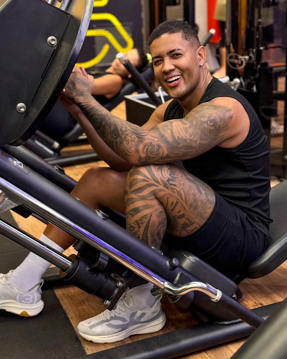Clevinhoof's tweet photo. “Nossa Clevinho, você deve ser muito disputado né?” SIM, o agachamento e o leg press disputam quem vai me matar primeiro… 😂 🔥 Quem aí já treinou hoje? https://t.co/Ea7vpFYgMJ