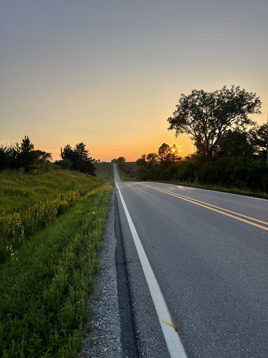 lizdimple7's tweet photo. Did I just do a 2 mile walk with my weight vest while listening to ateez and soaking up the quiet nature that surrounds me? Enjoy some nature and sunset sky vibes https://t.co/k6vWbIch6C