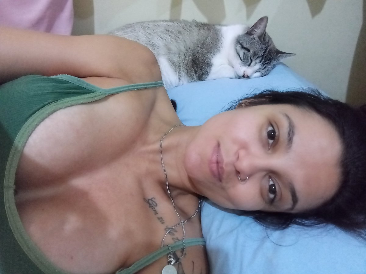 O cara dormia na rua há 4 meses atrás e hoje divide o travesseiro comigo p dormir... A sensação maravilhosa de tornar um fudidinho em burguês gordinho mimado e mto amado 🥰