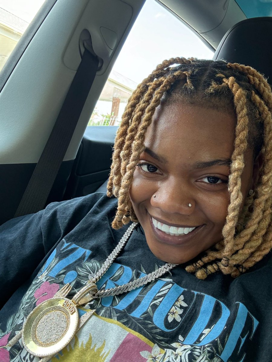 Rollitupk's tweet photo. She just left me cause i got my teeth done. Talm bout the bottom row look some khaki pants. https://t.co/Mm67cECN2N