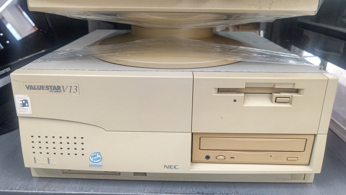 ponnkichike's tweet photo. #ハードオフファミリー
昨日行ったハードオフ掛川店
懐かしいパソコンあったなぁ～

VALUESTARのロゴ見たの
何十年ぶりかなぁ～w

昔はNECといえばVALUESTARだったなぁ～(^^)

電源入って、CRTモニター、マウス、キーボード付いているなら11,000円なら安いなぁ～(^^)✨
#PC9821 #VALUESTAR #ジャンク https://t.co/v0xQLjiDvU