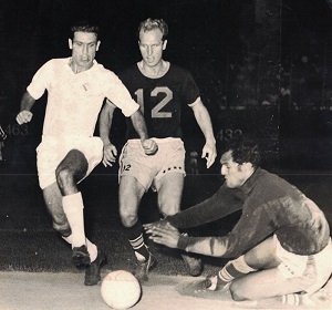 Steve1T's tweet photo. #OnThisDay in 1968 – Miguel Perez scored twice to lead @realmadriden to a 4:1 victory against hosts #NewYorkGenerals, in a friendly, before a crowd of 16,520, at @yankeestadium. GK- Geoffrey Sidebottom recorded 19 saves for home side.
https://t.co/FlXDkHM7zD https://t.co/DTGvNQkAvk