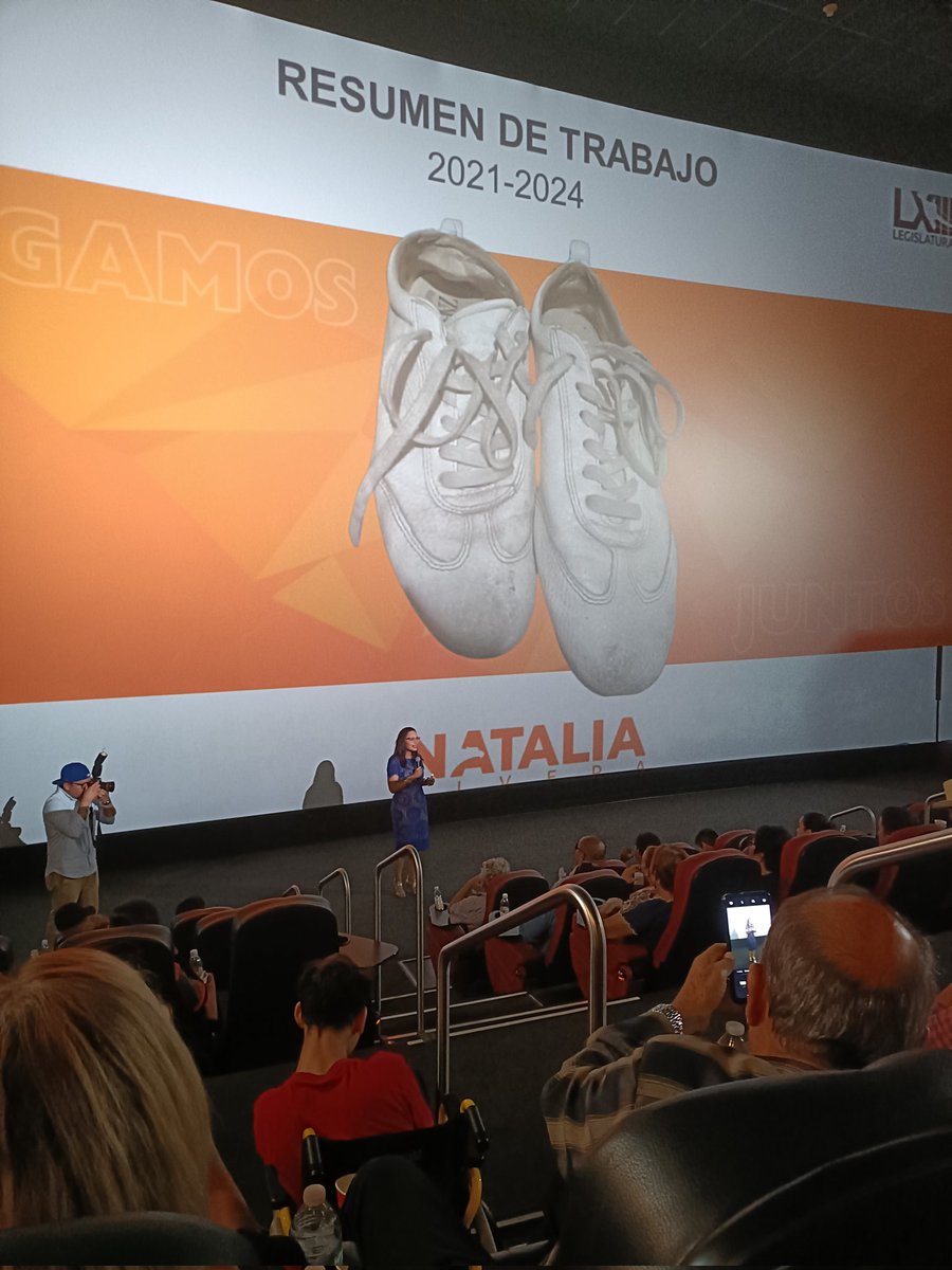 Por qué un informe Legislativo en el cine?

Es un simbolismo. Aquí, en junio de 2022, <a href="/Rogeliocota/">Rogelio Cota</a> invitó a <a href="/NataliaRiveraGr/">Natalia Rivera</a> a incorporarse a <a href="/MovCiudadanoSon/">Movimiento Ciudadano Sonora | Movimiento Naranja</a> y aquí se tomó esa decisión, explica la propia Natalia.