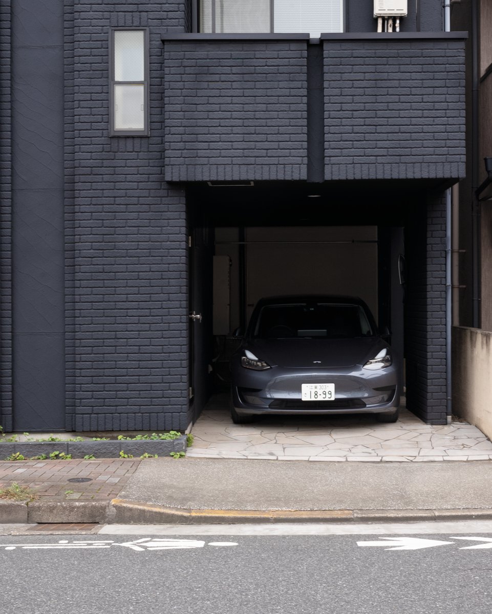bookandsons's tweet photo. 本日よりAlice Ishiguro Toseyによる写真展「Camouflaged Cars」を開催いたします。
本展では1F、2Fのスペースを使用して約26点展示いたします。
日常の中の平凡なことに魅力を見出し、美的調和と美を愛する社会の物語をぜひ会場にてご覧ください。
本日作家在廊予定。
https://t.co/aPgWIW0ANS https://t.co/ZJ4CkM5whw