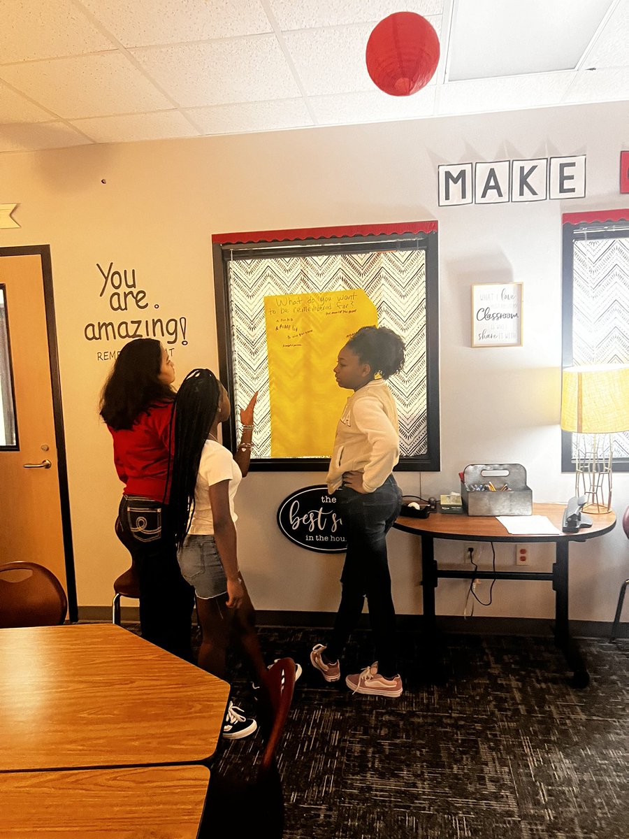 BushMSBroncos's tweet photo. At BBMS, we believe we teach more than content 📚🌎🔍🌟🎓
That came to life this week in Morris Sr.’s reading class as they answered questions on why education, study habits, and teamwork are important for students to succeed!
#BuildingTheBest #BBMS https://t.co/gMLJzSMtTB