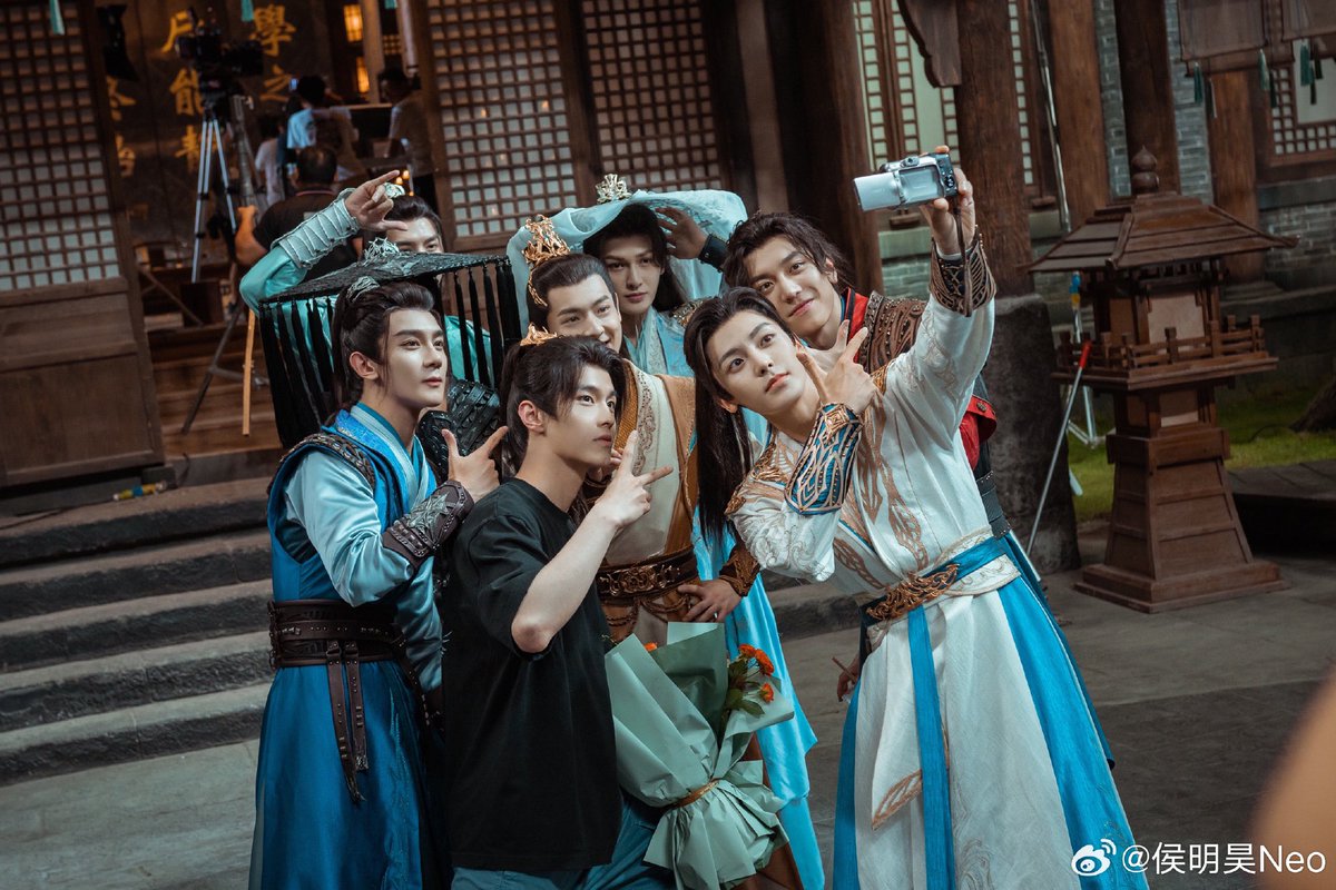 240821 XiaZhiguang as #SikongChangfeng in BailiDongjun (played by HouMinghao) weibo 

A group photo on filming site~

#XiaZhiguang #DashingYouth