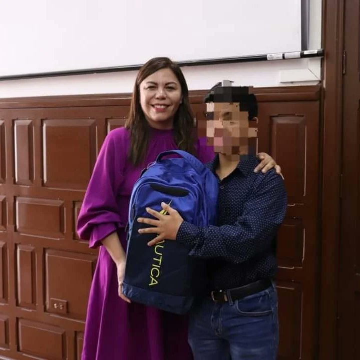 Muy contenta entregando algunos útiles escolares en la comisión de educación, bonita semana!!!