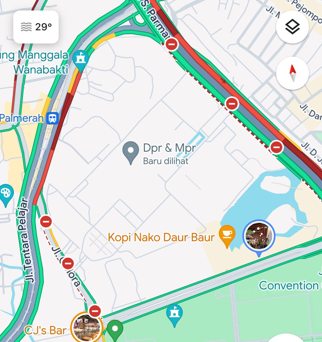 txtdrjkt's tweet image. udah ditutup jalan depan Gedung DPR