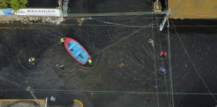 wadelacruz's tweet photo. LA PEOR TRAGEDIA DE LA HISTORIA DE CHALCO

20 días de 1.50 mts de agua en 700 viviendas, sin luz,  con todos sus muebles DESTRUIDOS, con enfermedades por las aguas negras

NUNCA ANTES habían padecido mas de 20 DIAS inundados y el gobierno sin atenderlos

ACUERDENSE x QUIEN VOTARON y QUE APLAUDIERON LA DESAPARICION DEL FONDEN

RETWEET