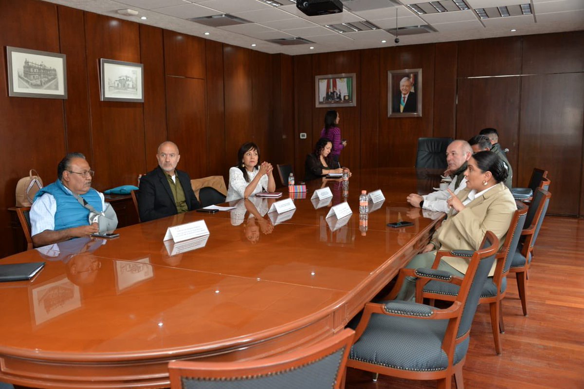 alhely_arronis's tweet photo. Agradezco al  M. en I. Jesús Antonio
Esteva Medina, Secretario de Obras y Servicios en la Ciudad de México por compartir la presentación sobre la infraestructura para el manejo integral de residuos sólidos urbanos en la CDMX. https://t.co/hPmkd3iZGI