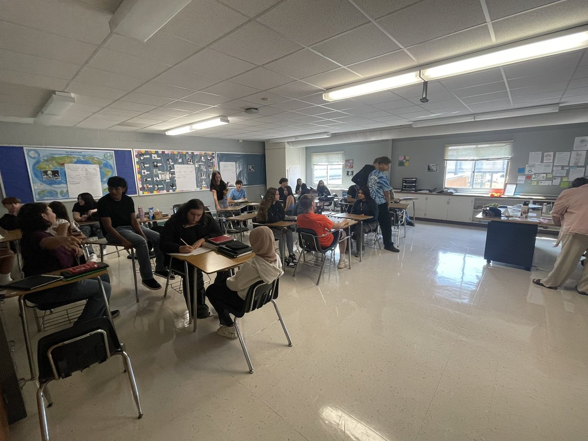 UTpantherpause's tweet photo. Got to see another great simulation by Ms. Weber! This one focused on collective bargaining agreements and the students did a great job! Watch out for these future adults because they know what they’re talking about! #weareut https://t.co/H0cYbfTu3a