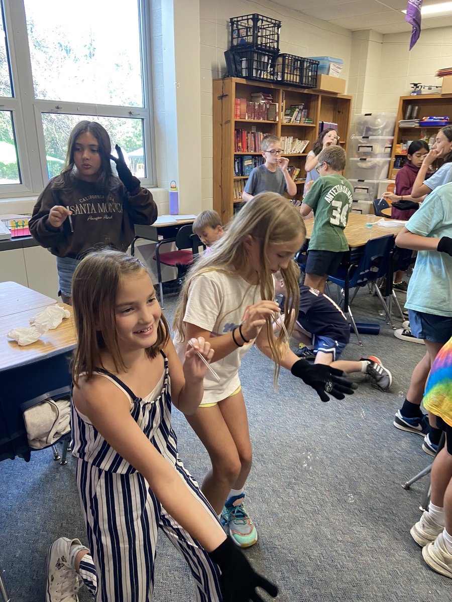 MrsPiskuleD70's tweet photo. Bouncing 🫧 fun #d70gators #d70shinyapple https://t.co/cUVMDJTu0U