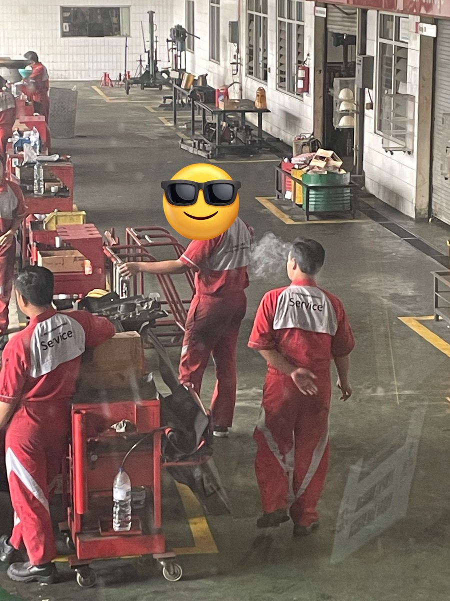 michaelarvyandi's tweet photo. @Mitsubishi_ID emang boleh ya pekerja nya merokok di tempat service? https://t.co/807K0BOAmG