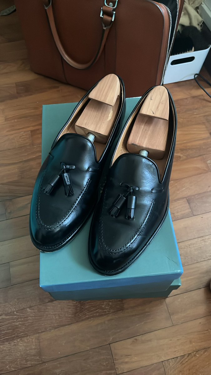 I was previously averse to tassel loafers. I always thought them too jiggly and frilly. 

And I always thought loafers looked better brown. 

But these black tassel loafers are growing on me. 
#loafers #fugashin