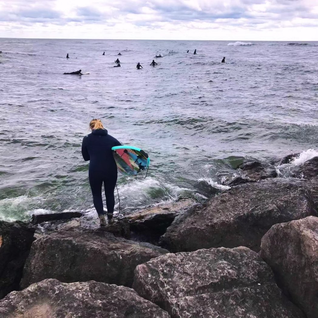 Ever done the thing that intrigued you &amp; terrified you at the same time? In our latest video, we score some  surf, visit the Great Lakes Surf Fest, &amp; learn to do something scary &amp; equally epic ❤️🤙🏻

youtube.com/@thejarrettsjo…

#greatlakessurfing #glsf #surf #lakesurf #lakesurfing