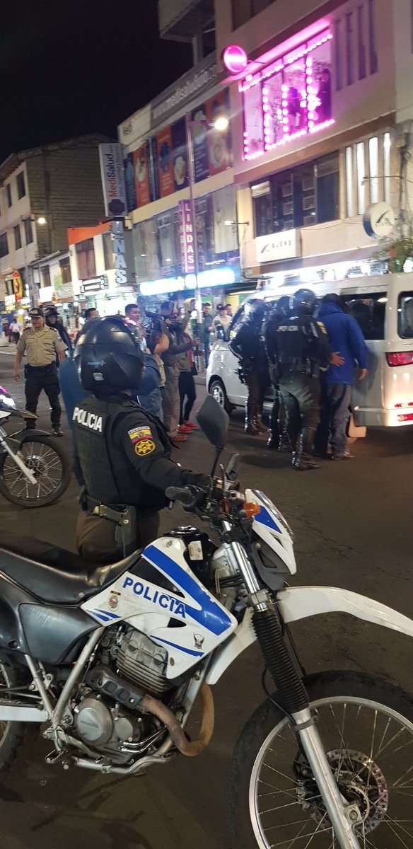 chrisanonimus's tweet photo. @jcarreraandrade policía y militares se toman Solanda https://t.co/D23fCfvr4j