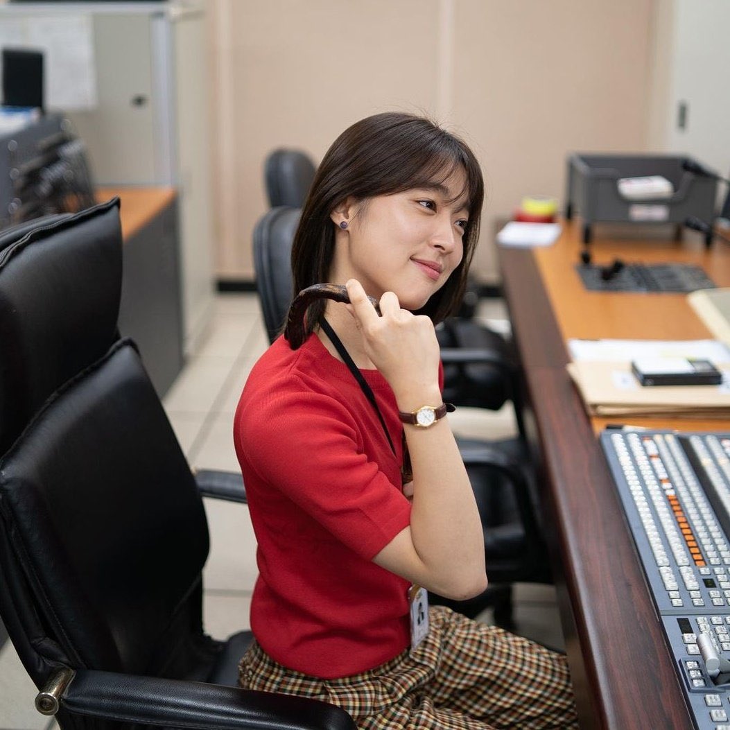 idkluv777's tweet photo. 최성은 주연의 젖꼭지3차대전 꼭 봐주면 되 … 방송국에서 꼰대부장이 노브라로 흰티 입어서 젖꼭지 튀어나온 거 모자이크(ㅋㅋㅋ) 하라는 말도 안되는 요구에서 시작되는 최성은의 사투 … 유쾌한 페미니즘 영화임니다 단편이니까 편하게 츄라이 해부새요 https://t.co/mRw5zSttkI