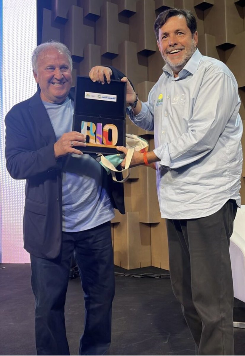 Galinho1953's tweet photo. Uma homenagem da TurisRio através de seu Pres. Sergio Ricardo na Rio Innovation Week. Obrigado pelo carinho. https://t.co/PDtXm2pRGv