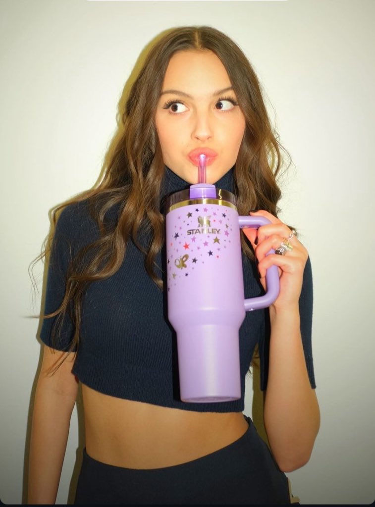 oliviacervo's tweet photo. QUE COMECE A PIRATARIA!!

copo stanley da olivia rodrigo sendo vendido por R$160 e R$180 reais na shopee! e ai, quem vai comprar?? 

🔗: https://t.co/dUmoF8obyQ https://t.co/uXsmeX7IUT