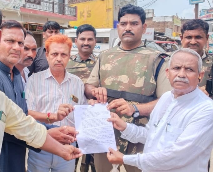 HSGirbaciya's tweet image. आज दबोह भारत बंद के दौरान सुप्रीम कोर्ट के खिलाफ लिए निर्देश/निर्णय के विरोध में sc-st  द्वारा सयुंक्त रूप से शांतिपूर्ण जन आक्रोश रैली निकाल कर महामहिम राष्ट्रपति महोदय जी के नाम नायब तहसीलदार महोदय दबोह को ज्ञापन सैंपा गया
#21_अगस्त_भारत_बंद_रहेगा
#SCSTAndolan #सोशलजस्टिस