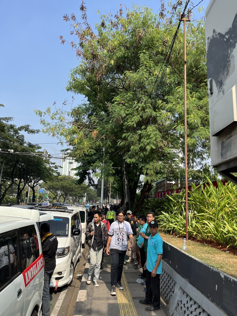 txtdrjkt's tweet photo. Sudah mulai berdatangan menuju gedung DPR

semangat semangatt🔥🔥🔥 https://t.co/3NK4qpek5N