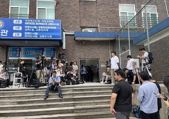 taesoothe's tweet photo. To summarize,

– the police rejected a photoline; a legal way for press to crowd in police space and address serious criminals. the reporters came against that
– the reporters crowded even tighter and more aggressively than normal photolines
– they stood to block 🐱's way and literally force him to confront them, by gathering by the walls and around the doors. the police station has no backdoor option, so he would have to be tearing through them
– it looks like they also formed a car barricade..?
– the gathering was possibly illegal, as they crowded on the police property without a permit such as an allowed photoline

The epitome of hyenas