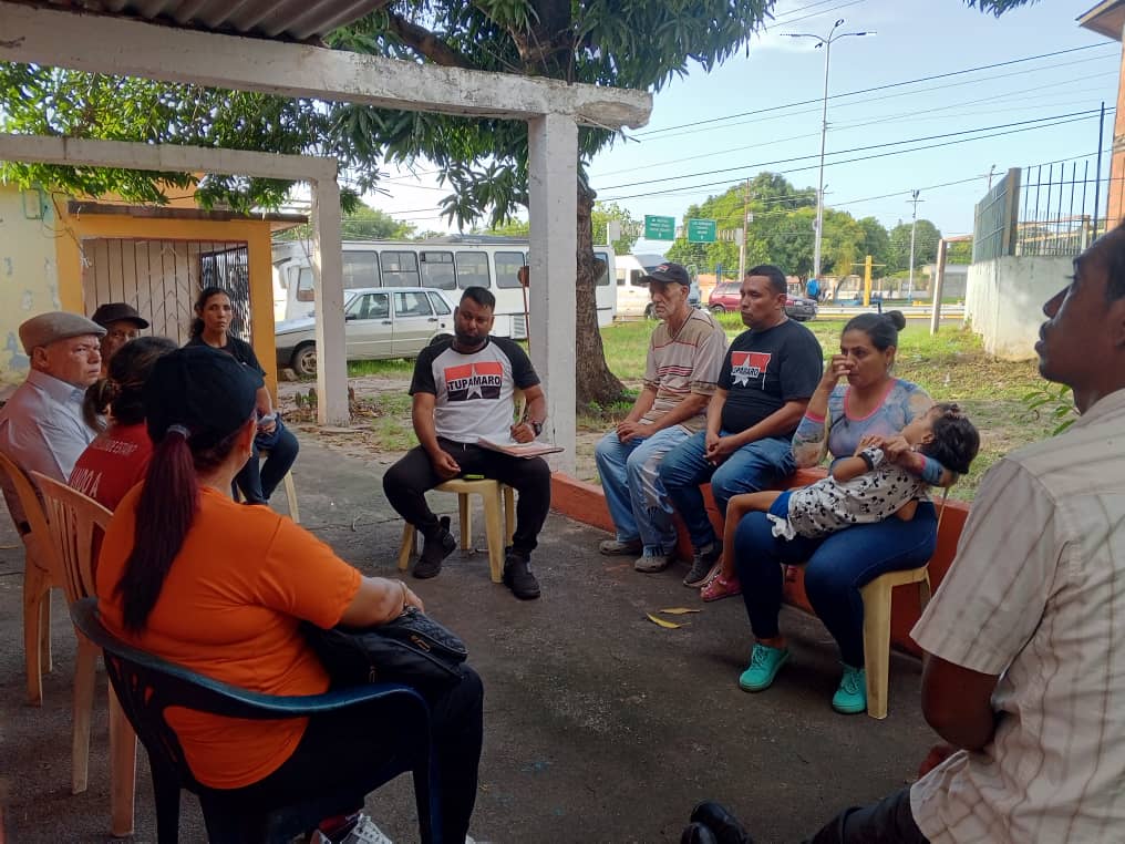 En el Mpio. <a href="/TupamaroCaroni_/">Tupamaro Caroní mrt</a>, nuestra Dirección municipal se reúnen con miembros de las estructuras parroquiales en compañía del Resp. Político del estado Rafael Peña para desarrollar el plan de acción con el fin de seguir consolidando nuestro proyecto político.
<a href="/NicolasMaduro/">Nicolás Maduro</a>